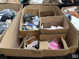 de nombreuses caisses remplies d'objets à l'arrière d'un camion