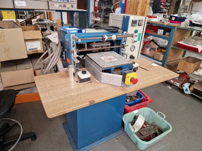 a machine that is sitting on a table in a room