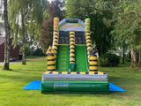 un toboggan gonflable au milieu de la pelouse