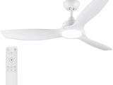 un ventilateur de plafond blanc, devant lequel se trouve une télécommande