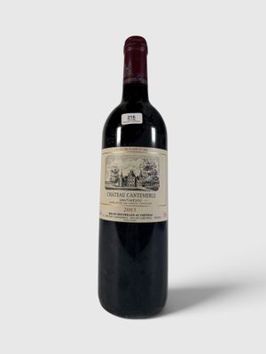 une bouteille de vin posée sur une table