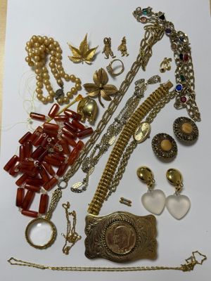 beaucoup de bijoux posés sur la table