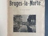 un livre ouvert avec, au milieu, une photo d'une rue
