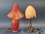 une paire de lampes de table en verre posées l'une à côté de l'autre sur une surface grise