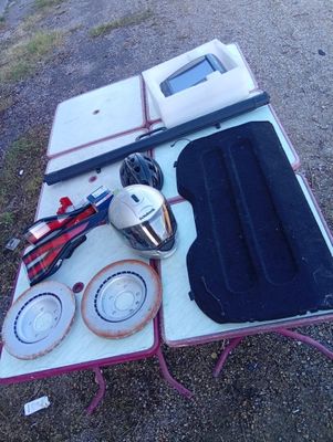 une table posée à même le sol, sur laquelle se trouvent des outils
