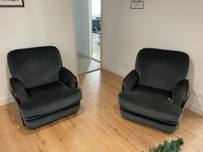 deux chaises placées au milieu d'une pièce