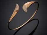 un bracelet manchette en or au design incurvé, serti de diamants en pavé