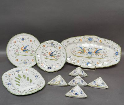 plusieurs pièces de vaisselle en porcelaine, notamment des assiettes ornées d'oiseaux et de fleurs