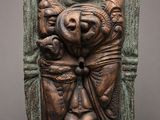 une statue en bronze d'une femme tenant un enfant dans ses bras