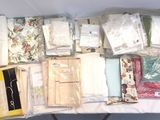 une table sur laquelle sont disposés de nombreux types de nappes différentes