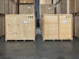 de nombreuses caisses en bois empilées dans un entrepôt
