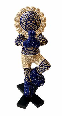 statue bleue et dorée représentant une femme coiffée d'un chapeau