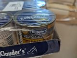 Des boîtes de nourriture sont empilées les unes sur les autres sur une table