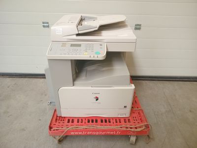 une imprimante posée sur une palette