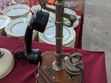 une table recouverte d'une nappe rouge, sur laquelle se trouve un téléphone
