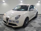 une photo d'une Alfa Romeo blanche dans un showroom