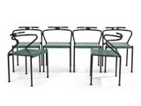 quatre chaises vertes et une table sur fond blanc