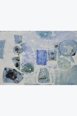 une peinture représentant des objets bleus et blancs posés sur une table