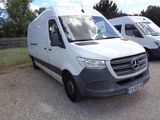 deux camionnettes blanches garées l'une à côté de l'autre dans un parking