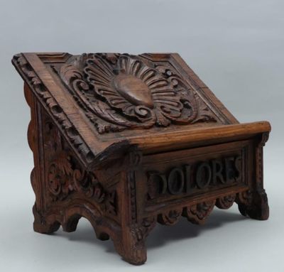 une vieille boîte en bois ornée d'un motif sculpté sur le dessus