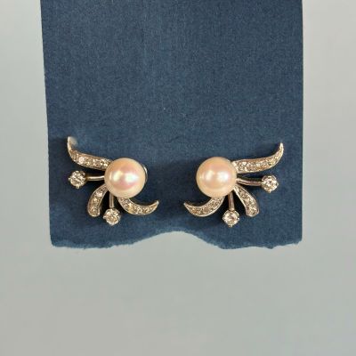 une image d'une paire de boucles d'oreilles en perles et diamants