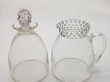 paire de salières et poivrières en verre transparent ornées d'une couronne sur le dessus