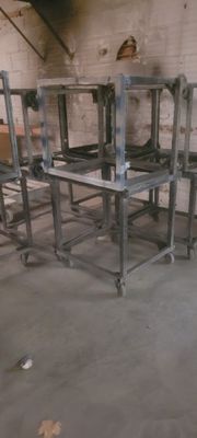 une pièce où se trouvent plusieurs tables et chaises