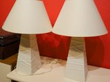deux lampes posées sur une table blanche