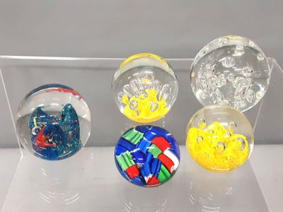 quatre billes de verre dans une vitrine transparente