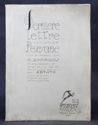 un vieux livre sur lequel on voit des inscriptions et un oiseau perché dessus