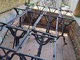 une table posée sur une terrasse en briques