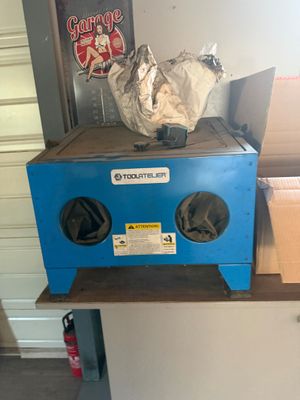 une machine bleue posée sur une table