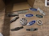 une boîte en carton sur laquelle sont collés tout un tas d'emblèmes de voitures