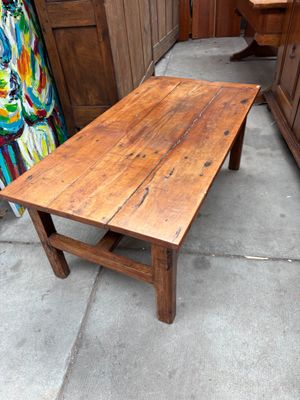 une table en bois posée sur le trottoir