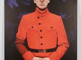 une photo d'un homme en uniforme rouge posant pour une photo