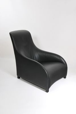 un fauteuil en cuir noir sur fond blanc