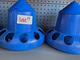 deux mangeoires à oiseaux bleues posées sur une étagère dans un magasin