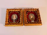 une paire de portraits anciens représentant une femme et un homme, dans des cadres dorés