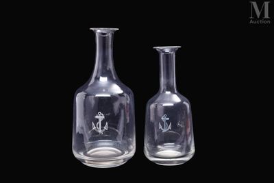 deux vases en verre placés l'un à côté de l'autre