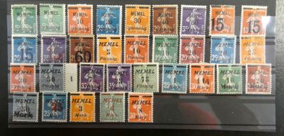 une photo d'une photo d'une collection de timbres