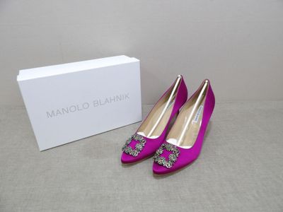 Chaussures Manolo Blahnik avec leur boîte, posées sur une table