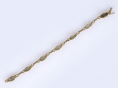 une image représentant un bracelet en or orné d'un motif en nœud