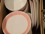 beaucoup d'assiettes et de bols dans une boîte