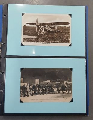 deux photos en noir et blanc montrant des personnes rassemblées autour d'un vieil avion