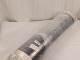 un rouleau de plastique enroulé dans un drap blanc