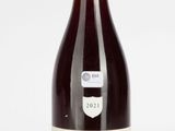 une bouteille de vin posée sur une table
