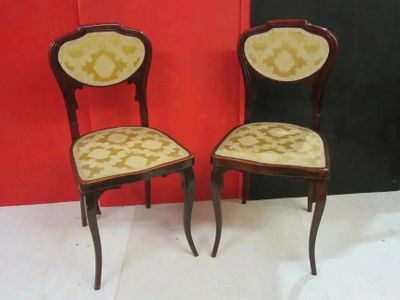 paire de chaises anciennes avec dossier rembourré