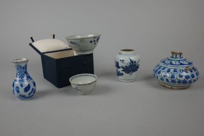 quatre types différents de vases bleus et blancs sur la table