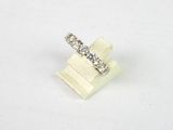 une image d'une bague en diamant sur une surface blanche