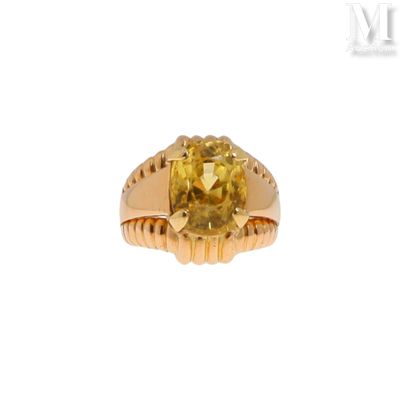 une image représentant une bague sertie d'un saphir jaune
